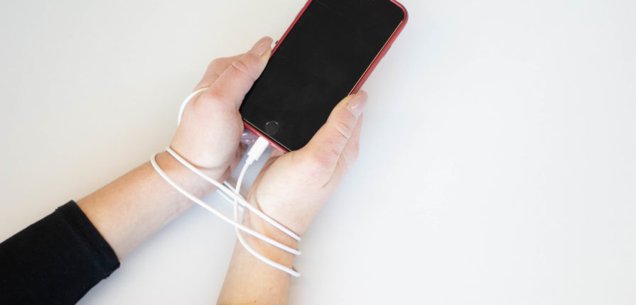 Un smartphone tenu à deux mains
